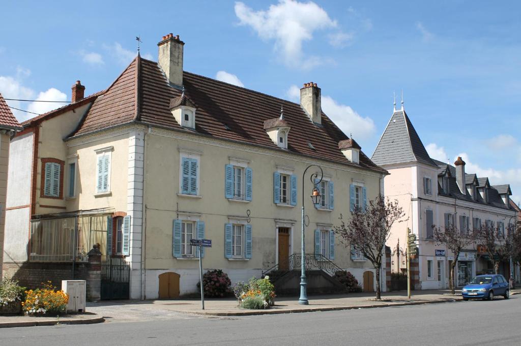 B&B / Chambre d'hôtes Chambres d'hôtes La Distillerie B&B 36 Place du 11 Novembre 1918 71330 Saint-Germain-du-Bois