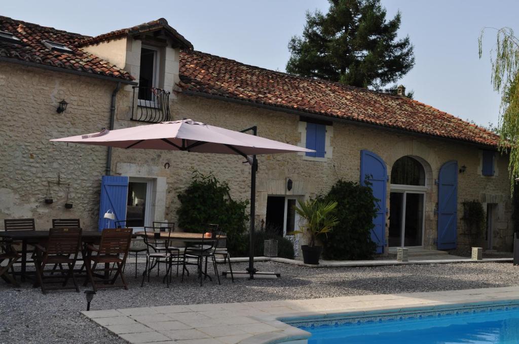 Chambres d'Hôtes La Grange Au Bois Lieu-dit Jovelle, 24320 Champagne-et-Fontaine