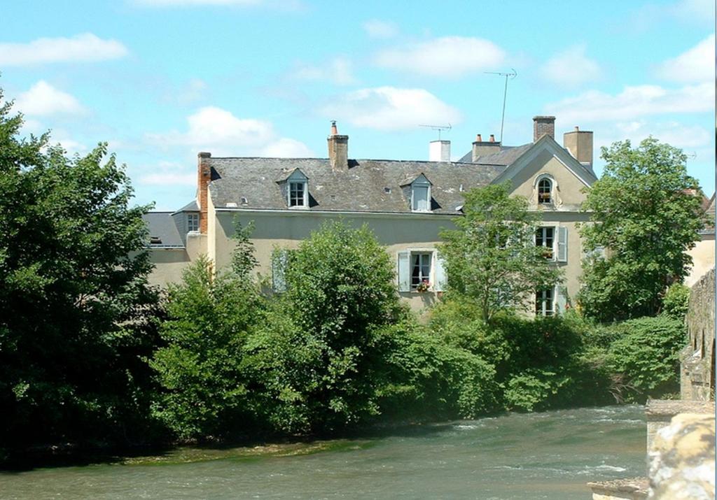 B&B / Chambre d'hôtes Chambres d'hôtes Le Pont Romain 26 rue de l'église 72450 Montfort-le-Gesnois