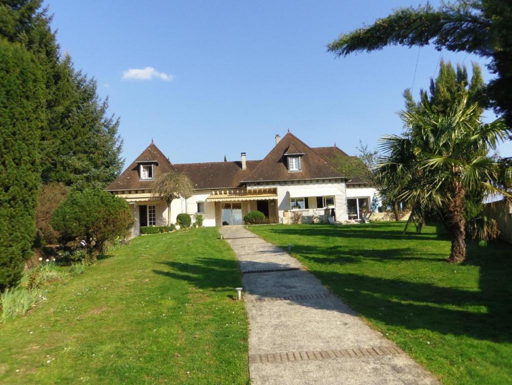 B&B / Chambre d'hôtes Chambres d'hôtes Le Saleix Lieu-dit Saleix 19270 Donzenac