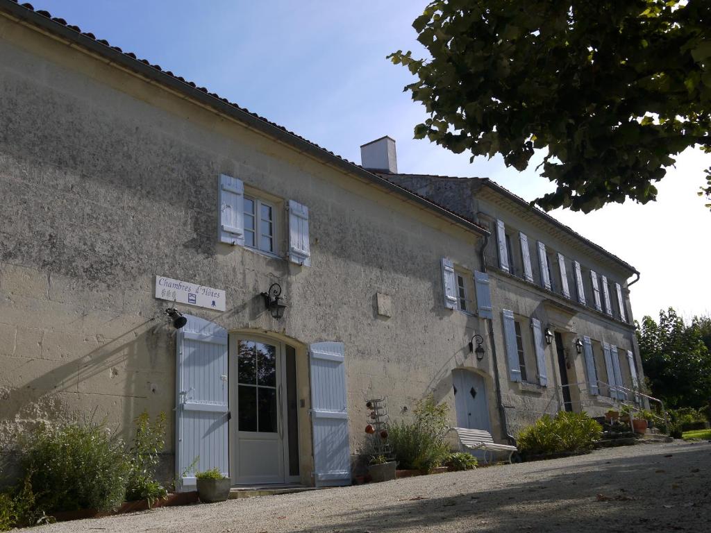 B&B / Chambre d'hôtes Chambres d'Hôtes - Les Bujours 5 Rue de l'Église 17810 Saint-Georges-des-Côteaux