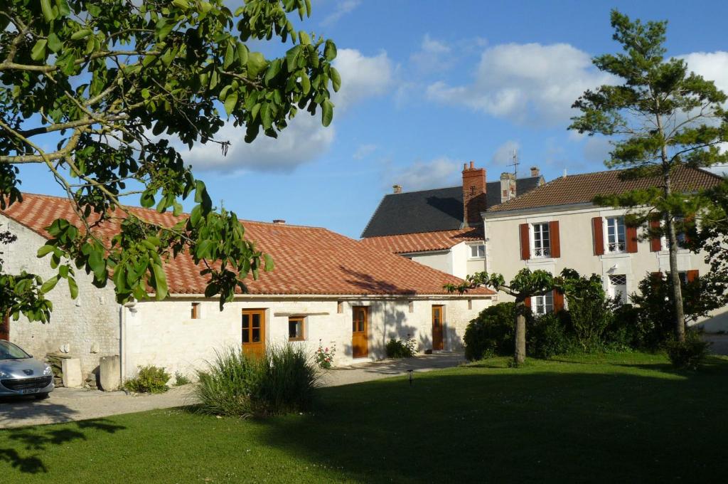 B&B / Chambre d'hôtes Chambres d'hôtes Les Tilleuls 20 Rue de Lattre de Tassigny 85770 Le Poiré-sur-Velluire