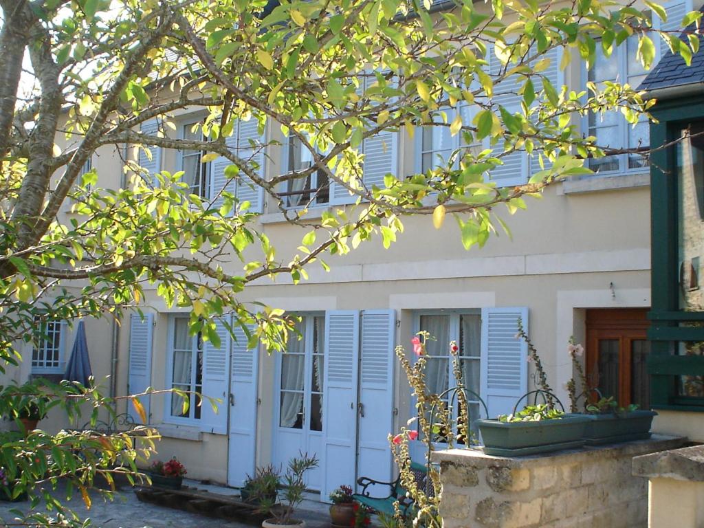 B&B / Chambre d'hôtes Chambres d'hôtes sur la Courtine de Coucy 3 rue Traversière 02380 Coucy-le-Château-Auffrique