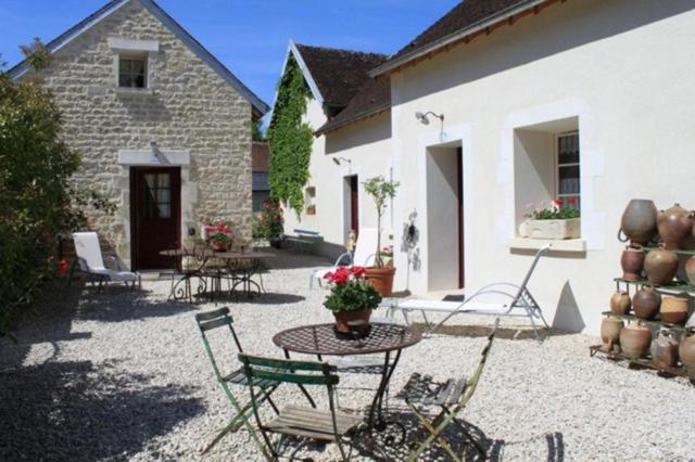 B&B / Chambre d'hôtes Chambres et table d'hôtes, maisonnettes individuelles dans propriété privée 1, Place De L'eglise 89700 Vézinnes