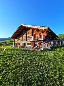 B&B / Chambre d'hôtes Chambres et Tables d'Hôtes Le Choton à Nono - Col du Joly Beaufortain chalet de la croix 73620 Hauteluce Rhône-Alpes