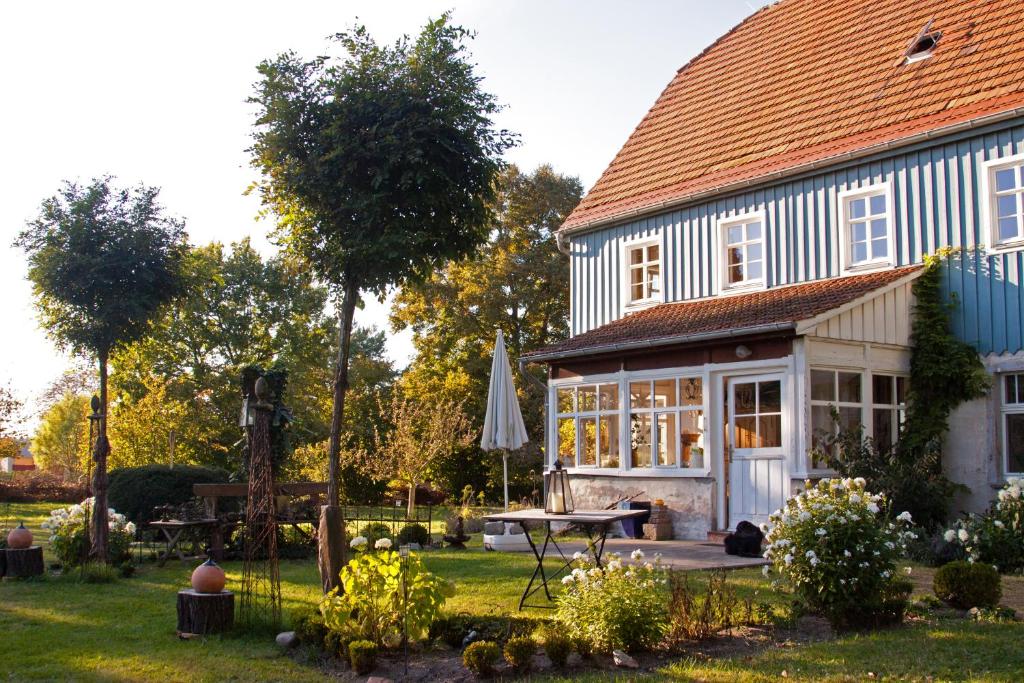 B&B / Chambre d'hôtes Charlottes Pfarrgarten Krebaer Straße 70 02906 Niesky