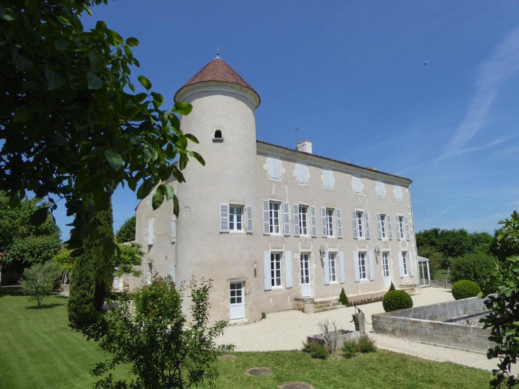 B&B / Chambre d'hôtes Chateau d'Annezay 10 rue du Chateau 17380 Annezay