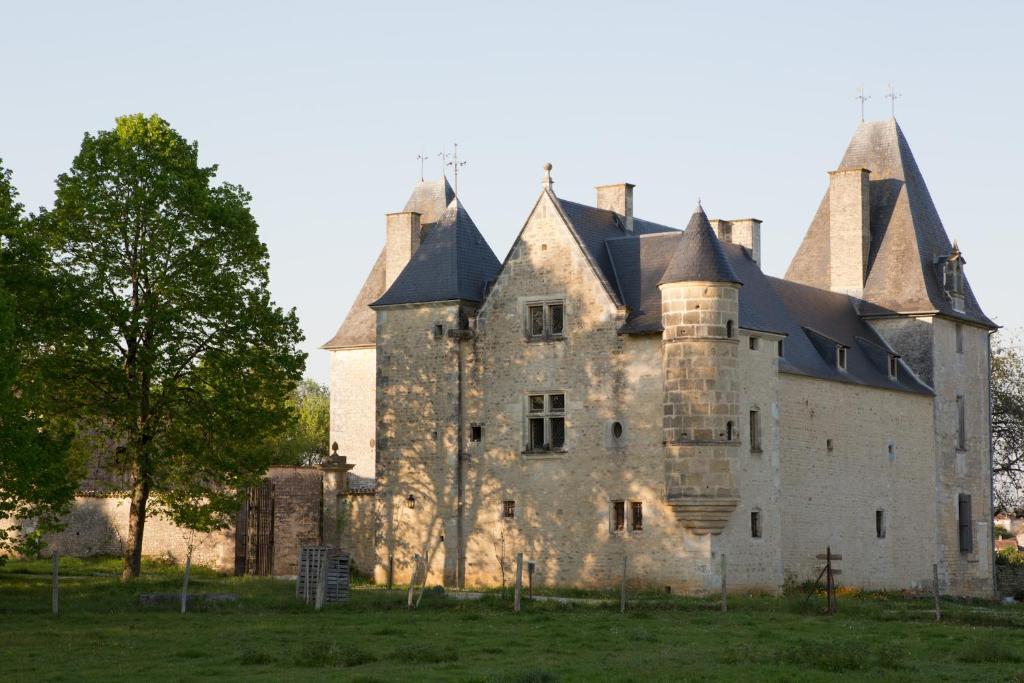 B&B / Chambre d'hôtes Château de Bois Charmant 15 Bois Charmant 17380 Les Nouillers