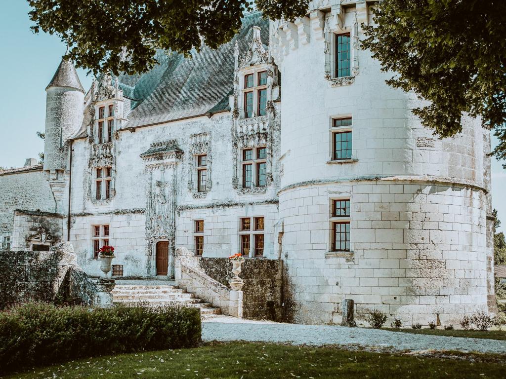 B&B / Chambre d'hôtes Château de Crazannes 24, rue du Château 17350 Crazannes