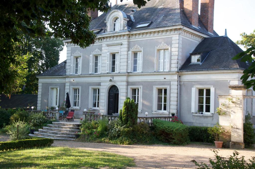 B&B / Chambre d'hôtes Château de la Chaise 36 rue de la Liberté 41400 Saint-Georges-sur-Cher