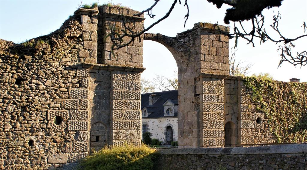 B&B / Chambre d'hôtes Château de la Chasse-Guerre Château de la Chasse-Guerre 53640 Hardanges