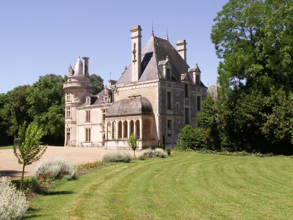 B&B / Chambre d'hôtes Château de la Court d'Aron Château de la Court d'Aron 85540 Saint-Cyr-en-Talmondais