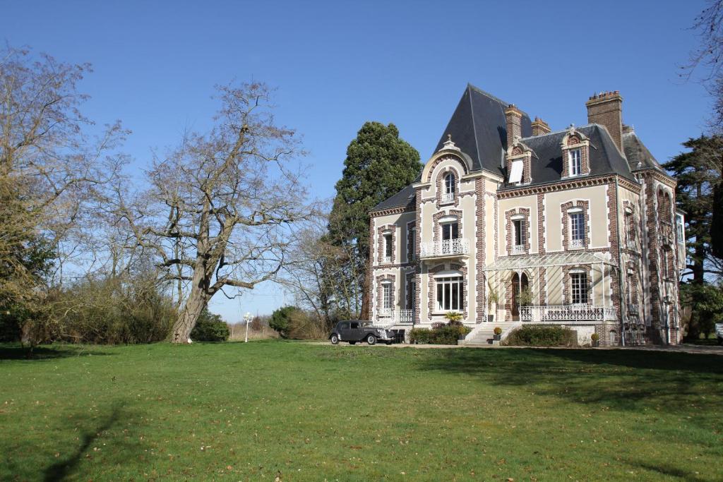 B&B / Chambre d'hôtes Château de la Folie Route de la Folie 60590 Trie-Château