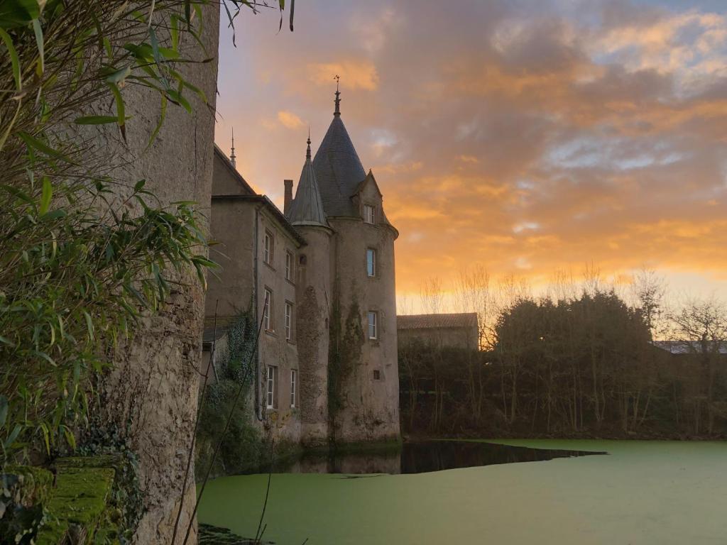 Château de la Preuille Bed & Breakfast La Preuille, 85600 Saint-Hilaire-de-Loulay