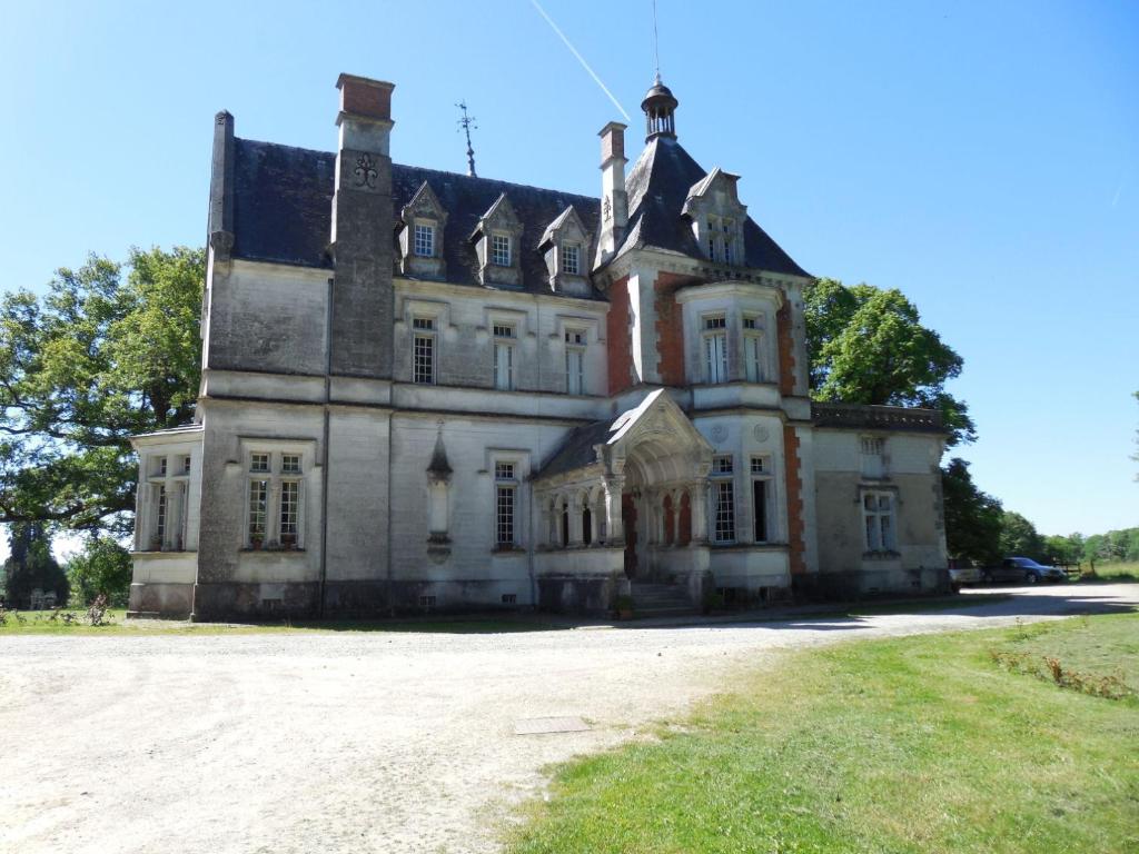 B&B / Chambre d'hôtes Château de la Redortière 14 Route de Massignac 16310 Lésignac Durand 16310 Lézignac-Durand