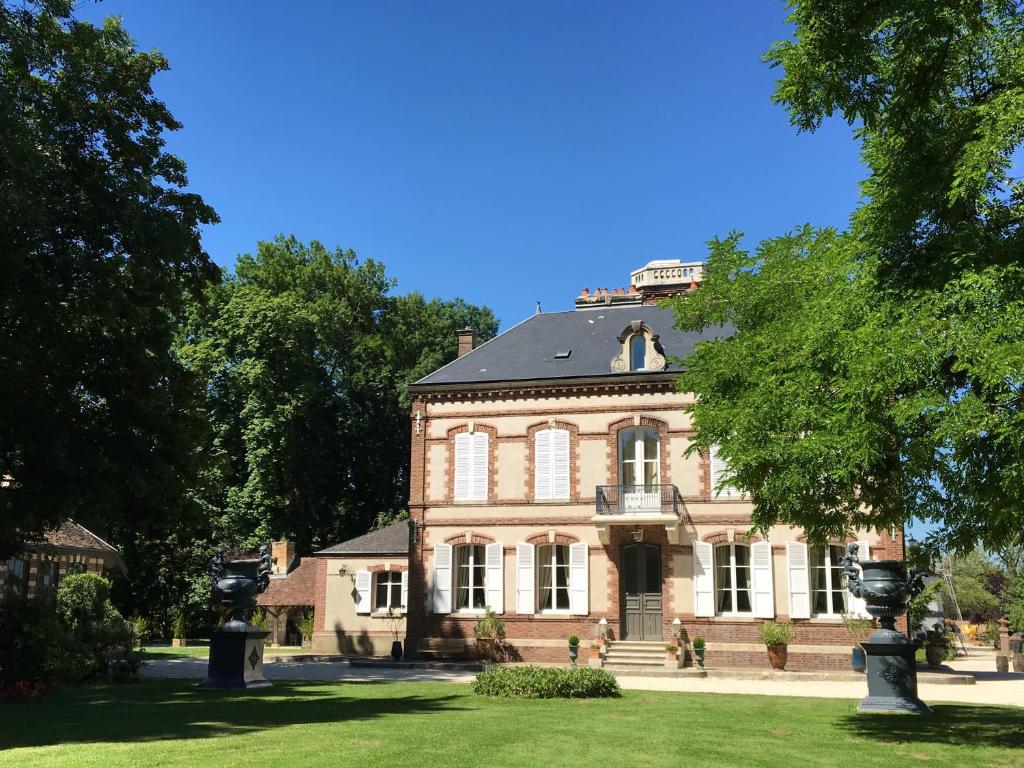 B&B / Chambre d'hôtes Château de Montabert 14 rue du Chateau 10270 Montaulin