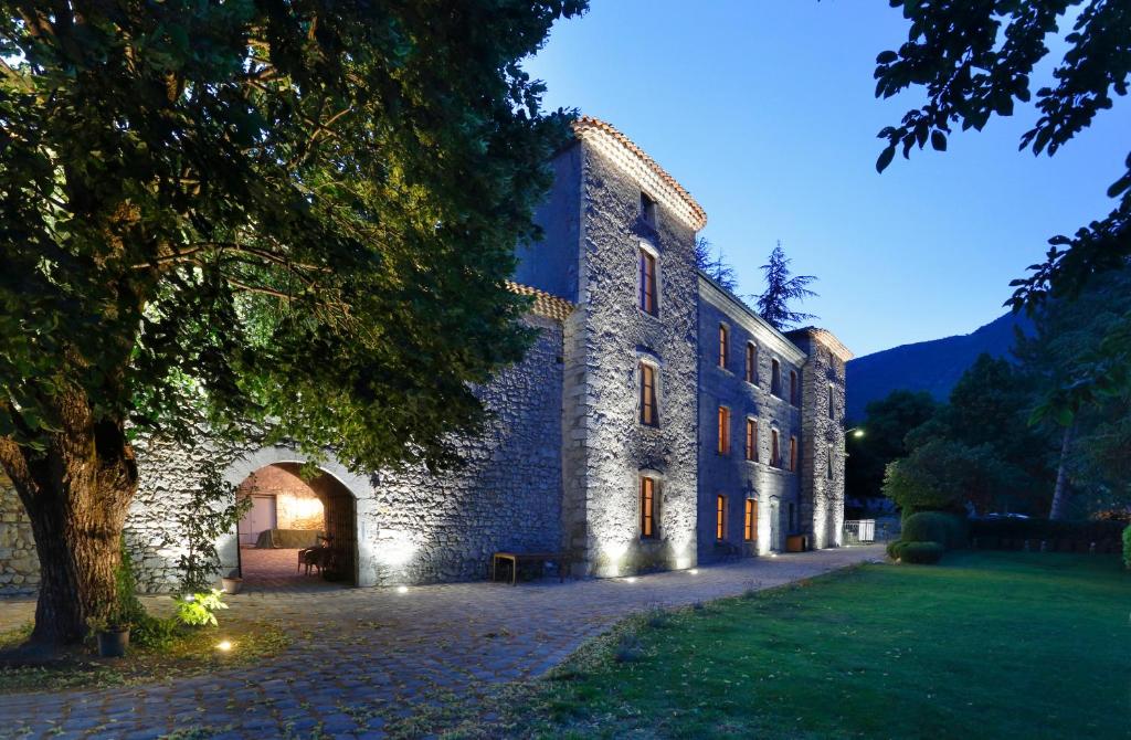 B&B / Chambre d'hôtes Chateau de Montfroc Lieu dit La Bègüe - Montfroc 26560 Montfroc