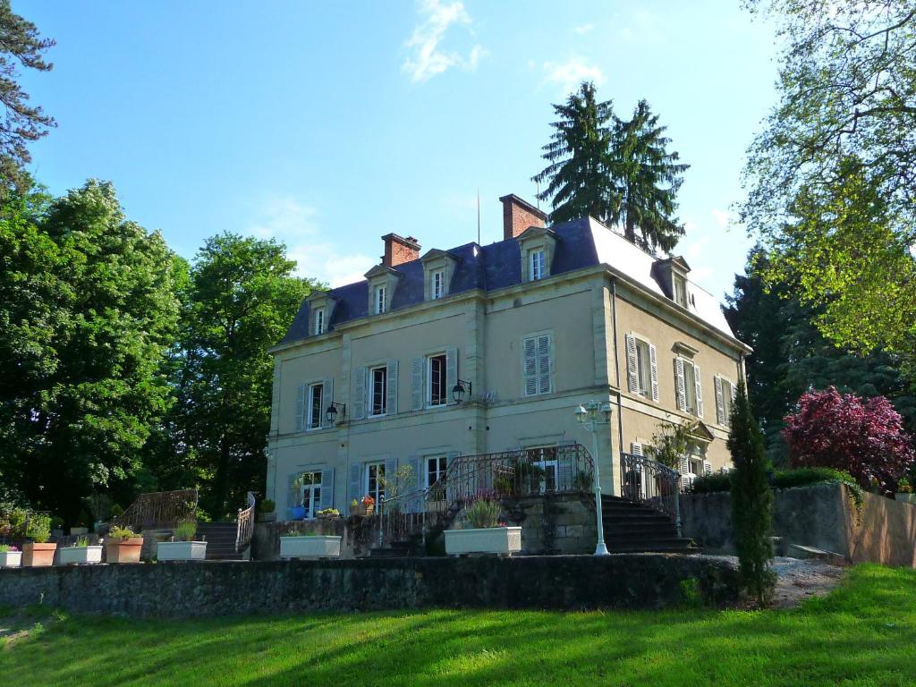 B&B / Chambre d'hôtes Château de MontSablé Route de Maringues Château de MontSablé 63190 Lezoux