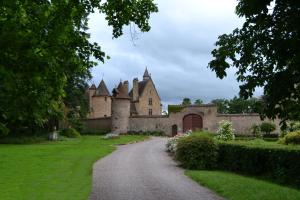 B&B / Chambre d'hôtes Château de Peufeilhoux Route de Paris 03190 Vallon-en-Sully Auvergne