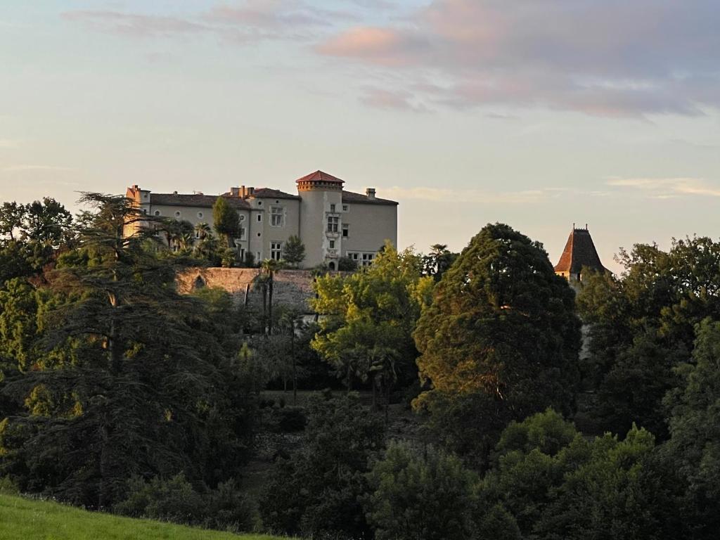 B&B / Chambre d'hôtes Château de Prat Château de Prat 09160 Prat-et-Bonrepaux