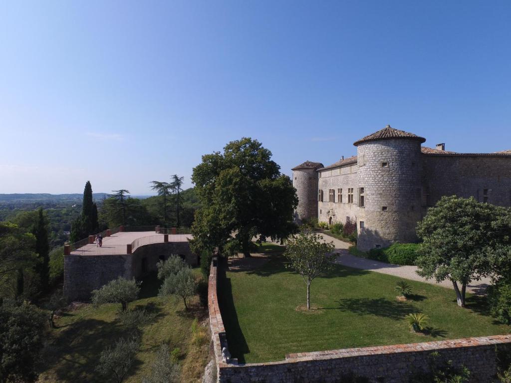 B&B / Chambre d'hôtes Château de Rousson 8 chemin du château 30340 Rousson