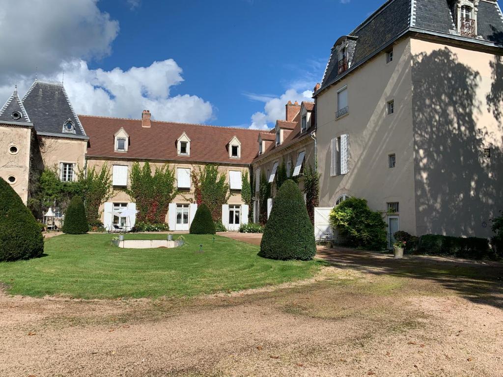 B&B / Chambre d'hôtes Château de Saint-Agoulin 2 Grand Rue 63260 Saint-Agoulin