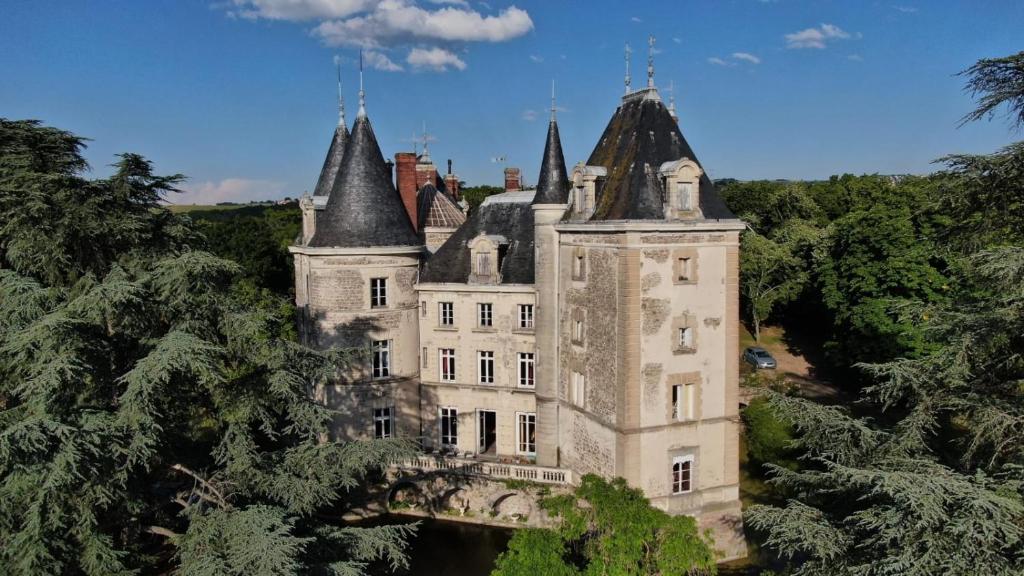 B&B / Chambre d'hôtes Château de Saint Bonnet les Oules 115 Allée du Bourg 42330 Saint-Bonnet-les-Oules