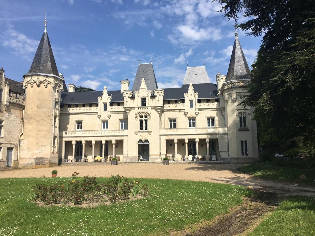 B&B / Chambre d'hôtes Château de Salvert - Appartement & Chambre d'Hôtes Salvert 49680 Neuillé