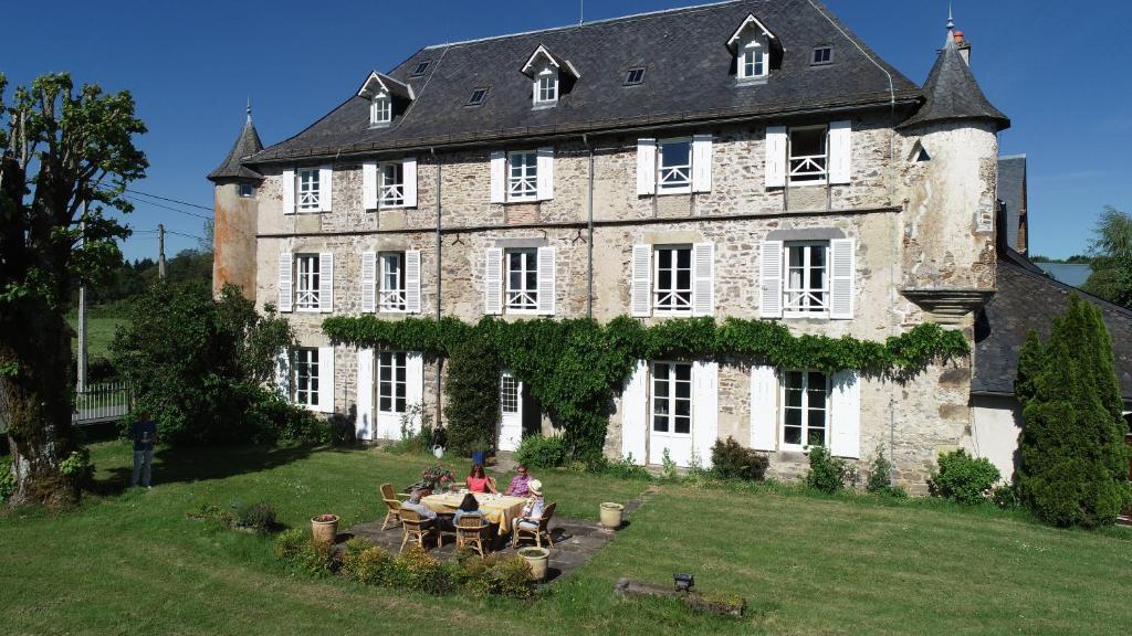 B&B / Chambre d'hôtes Chateau de Savennes - Caveau de sabrage Lieu-dit Lavialle 63750 Savennes