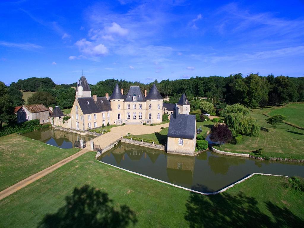 B&B / Chambre d'hôtes Château de Vaulogé Château de Vaulogé 72430 Fercé-sur-Sarthe