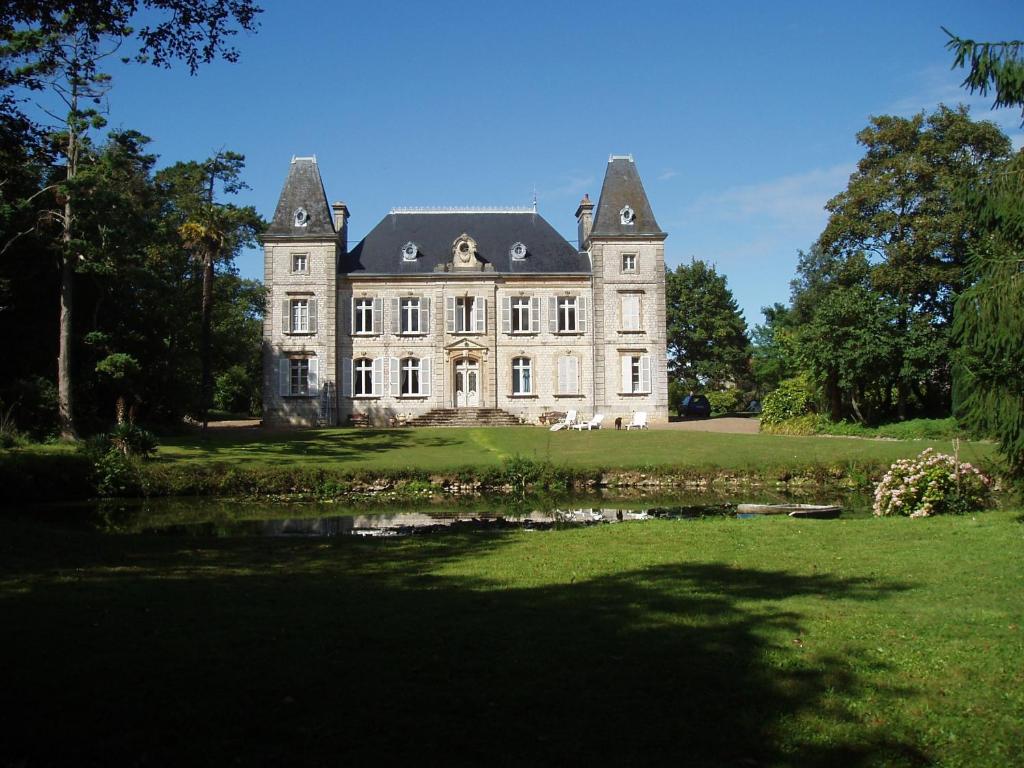 B&B / Chambre d'hôtes Chateau des poteries Chateau des poteries route des marais 50310 Fresville