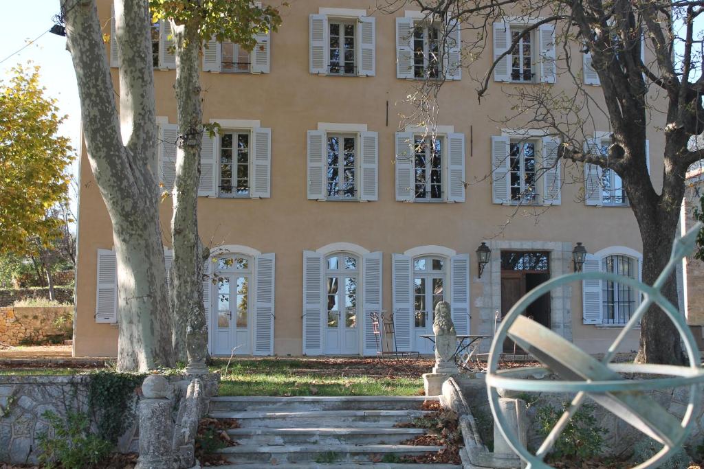 B&B / Chambre d'hôtes CHATEAU DES SALLES 1350 AVENUE DE MONTFERRAT 83300 Draguignan