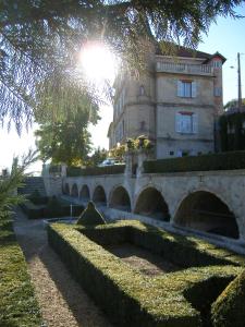 B&B / Chambre d'hôtes Château du Grand Jardin 1 rue de l'Amiral de Villeneuve 04210 Valensole Provence-Alpes-Côte d\'Azur