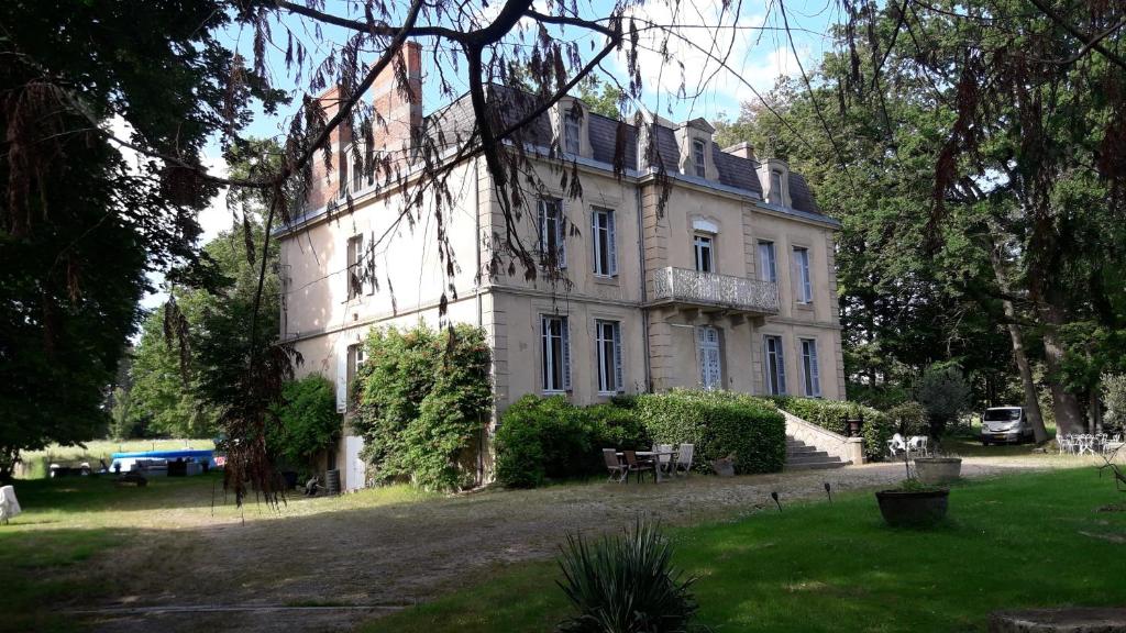 B&B / Chambre d'hôtes Chateau du Grand Lucay LIEU DIT LUCAY 03160 Bourbon-lʼArchambault