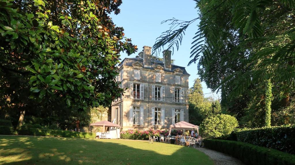 B&B / Chambre d'hôtes Chateau du Vallier superbe suite vignobles BORDEAUX Le Vallier Route du Vallier 33550 Langoiran