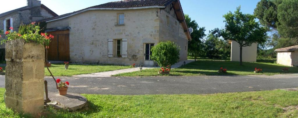 B&B / Chambre d'hôtes Chateau Laborde 13 Lieu Dit  Laborde 33230 Saint-Médard-de-Guizières