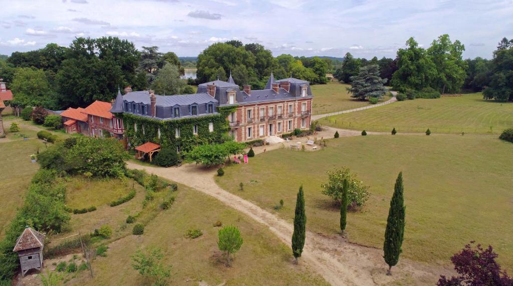 B&B / Chambre d'hôtes Chateau le Quesnoy 1800 Le Quesnoy 60710 Chevrières