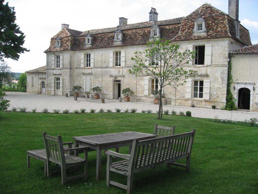 B&B / Chambre d'hôtes Château Manoir de la Lèche 3 Route de la Sablière 16600 Touvre