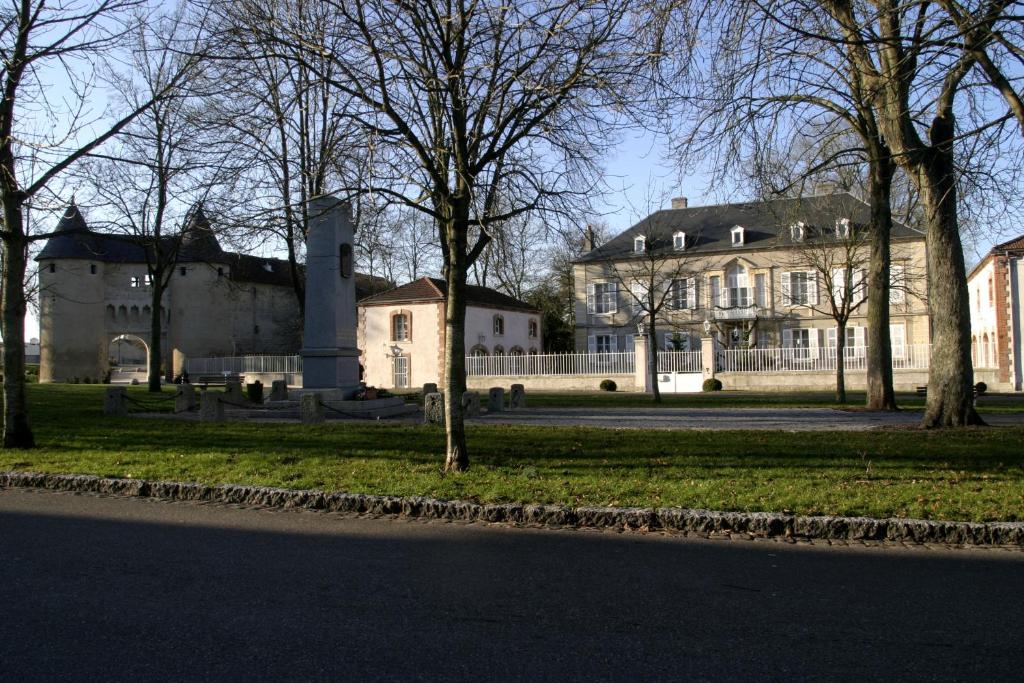 B&B / Chambre d'hôtes Château Mesny 8 place Mesny 57630 Vic-sur-Seille