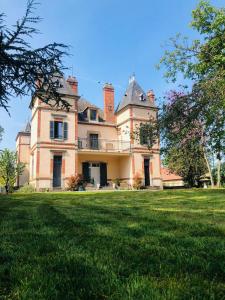 B&B / Chambre d'hôtes Château Ségot 2 Rue du Bois de Bord 03340 Neuilly-le-Réal Auvergne