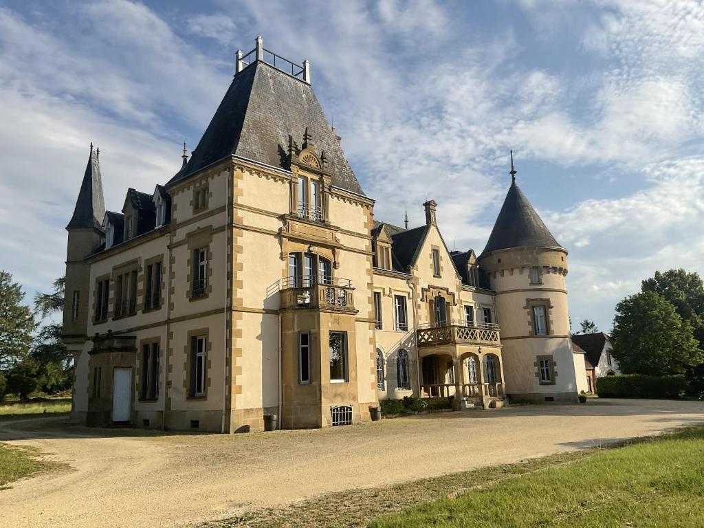 B&B / Chambre d'hôtes Chateau Tout Y Fault Tout Y Fault 1 03500 Loriges