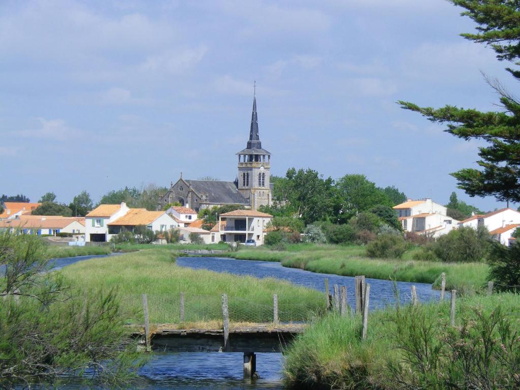 B&B / Chambre d'hôtes Chevrefeuille et Eglantine 23 rue de la Vertonne 85340 LʼÎle-dʼOlonne