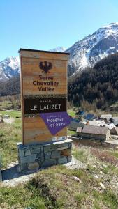 B&B / Chambre d'hôtes chez Annie & Marcel hameau du LAUZET chemin de la petite fontaine 05220 Le Monêtier-les-Bains Provence-Alpes-Côte d\'Azur