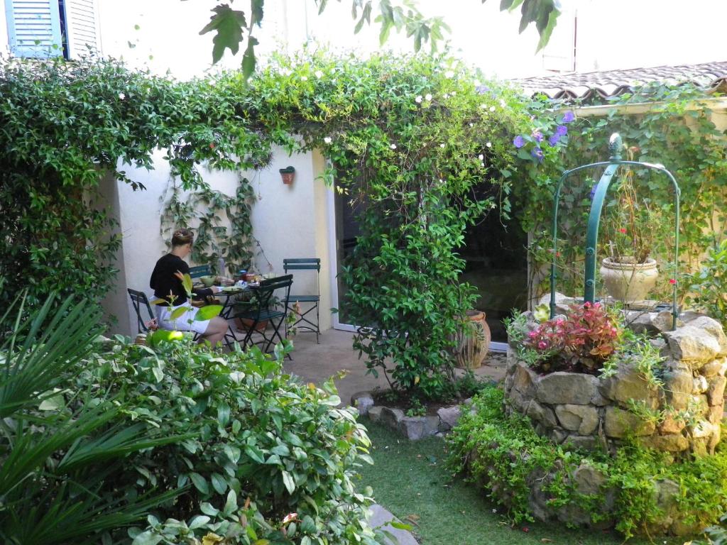 B&B / Chambre d'hôtes Chez Catherine place salvagno 83520 Roquebrune-sur Argens