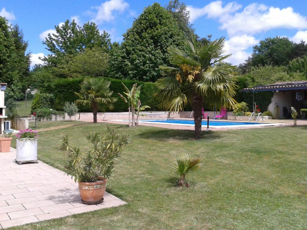 B&B / Chambre d'hôtes Chez Isa et Dens 33 Route de la Pierre Panlaire 24430 Marsac-sur-lʼIsle