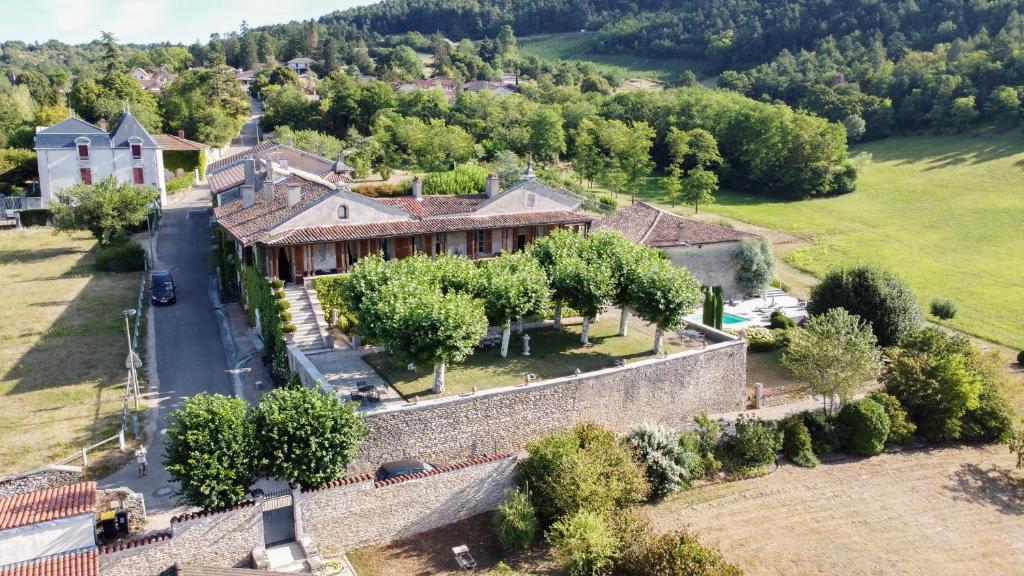 B&B / Chambre d'hôtes Clos de Mont July, architecture XVIIIe au cœur de la nature 130 Rue du Général Léchère 01250 Ceyzériat