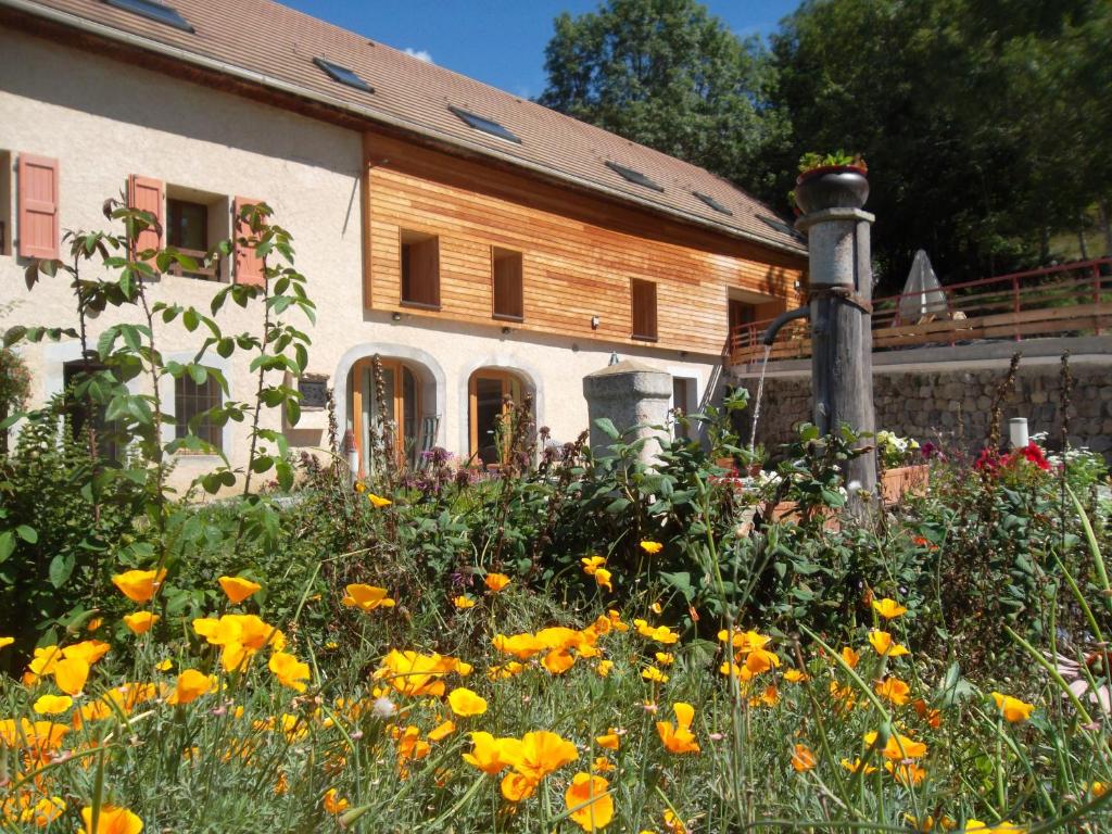 B&B / Chambre d'hôtes Comme un écrin... Chambres et table d'hôtes Les Richards 05500 Saint-Bonnet-en-Champsaur