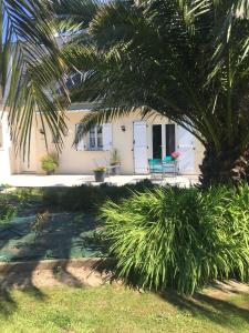 B&B / Chambre d'hôtes Côté jardin des Charmilles 31B rue ste Marie 50630 Quettehou Normandie