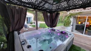 Dans UN JARDIN BB et JACUZZI