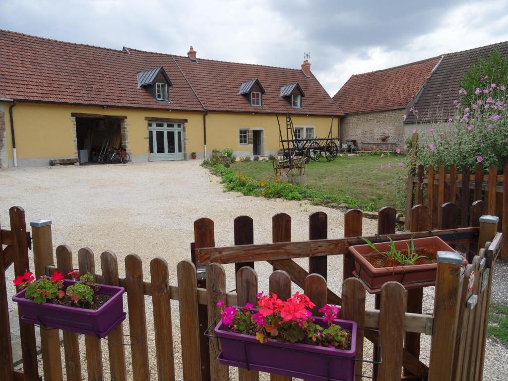 B&B / Chambre d'hôtes Datcha Bourguignonne, Chambres & Gîte 2 Place Jean Dard 21320 Maconge